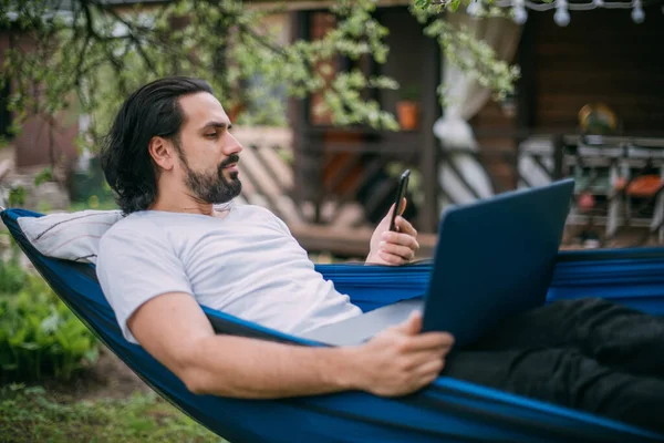 Homem Trabalha Com Laptop Telefone Uma Rede Uma Casa Campo — Fotografia de Stock