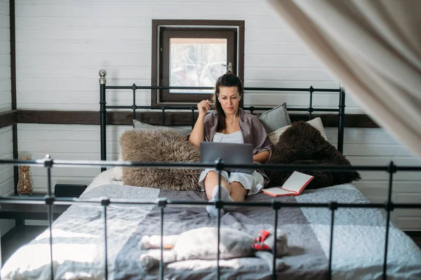 Nainen Työskentelee Kannettavan Kanssa Sängyssä Makuuhuoneessa Nuori Tyttö Makaa Suurella — kuvapankkivalokuva