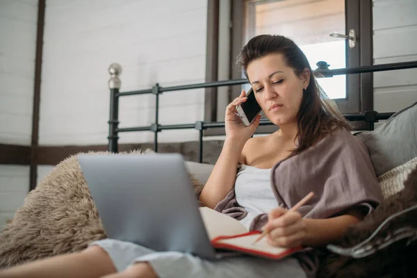 Mulher Trabalha Com Laptop Telefone Cama Quarto Uma Jovem Jaz — Fotografia de Stock