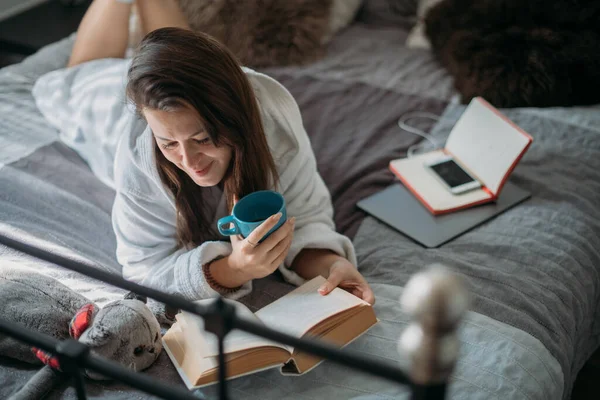 Kvinna Ligger Säng Med Bok Ung Flicka Vilar Läser Bok — Stockfoto