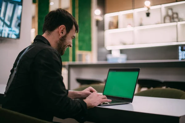 Een Man Werkt Een Laptop Een Kantoor Coworking Jonge Zakenman — Stockfoto