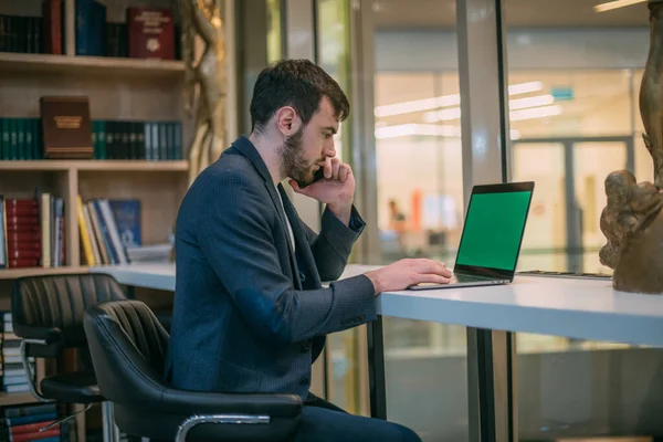 Человек Работает Ноутбуке Офисе Коллеге Молодой Бизнесмен Стильной Одежде Компьютером — стоковое фото