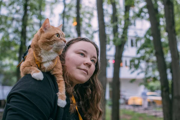 Eine Frau Geht Mit Einer Katze Durch Den Park Die — Stockfoto