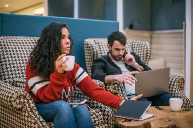 Erkek ve kadın birlikte çalışırlar. Genç bir adam bir kızla modern bir çalışma odasında iş meselelerini tartışıyor. Bir çift meslektaş, şık bir odada koltuklarda oturarak iletişim kuruyor..