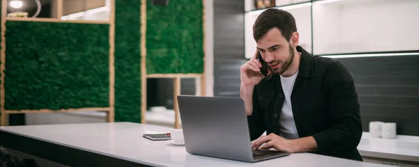 Homem Trabalha Num Portátil Num Escritório Trabalhar Equipa Jovem Empresário — Fotografia de Stock