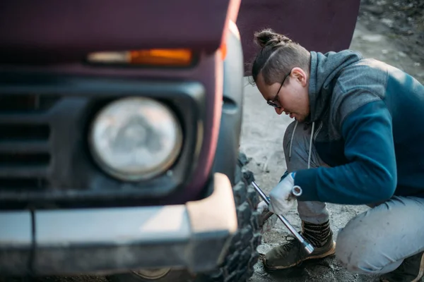 Hombre Repara Coche Pone Ruedas Cambia Neumáticos Temporada Joven Repara — Foto de Stock