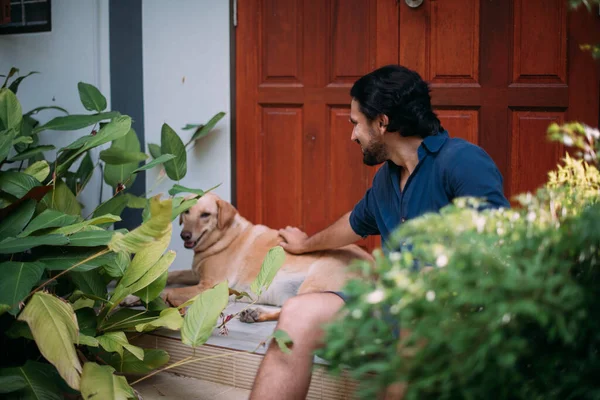 Ein Mann Mit Hunden Sitzt Auf Der Veranda Eines Hauses — Stockfoto