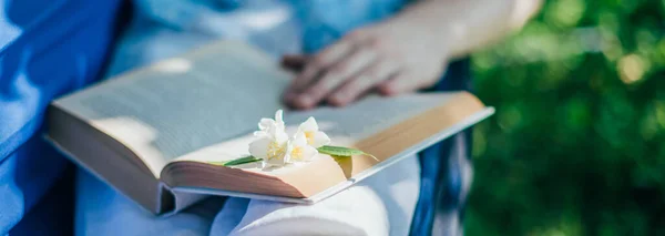 Hombre Está Descansando Leyendo Una Hamaca Primer Plano Día Libre — Foto de Stock