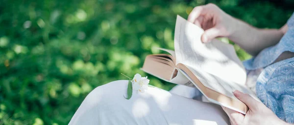 Man Resting Reading Ottoman Garden Close Hands Day Relaxation Young — Stock Photo, Image