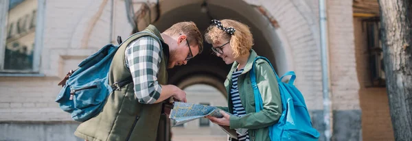 Kilku Turystów Europejskim Mieście Mapą Młody Mężczyzna Kobieta Mapą Turystyczną — Zdjęcie stockowe