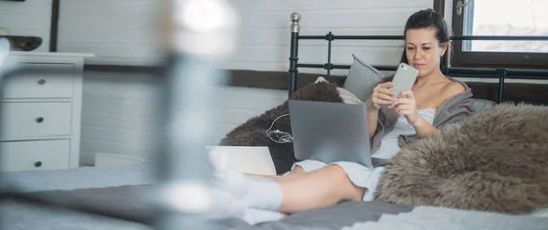 Mulher Trabalha Com Laptop Telefone Cama Quarto Uma Jovem Jaz — Fotografia de Stock