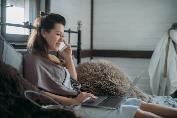 Mulher Trabalha Com Laptop Telefone Cama Quarto Uma Jovem Jaz — Fotografia de Stock