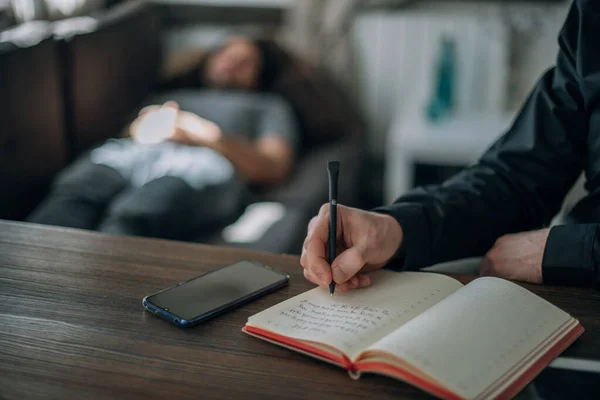 Psychothérapeute Patient Rendez Vous Bureau Les Mains Médecin Avec Bloc — Photo