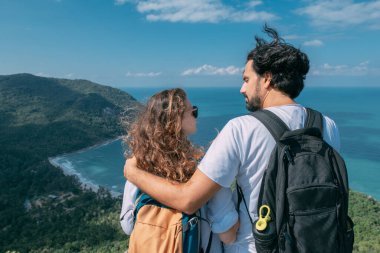 Okyanusun destansı manzarasına sahip bir çift kayanın üzerinde duruyor. Popüler bir turizm merkezi. Sevgililer tropik bölgelerde tatildeler. Tropiklerde balayı.