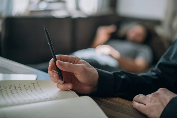 Psychothérapeute Patient Rendez Vous Bureau Les Mains Médecin Avec Bloc — Photo