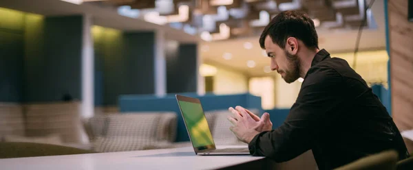 Ein Mann Arbeitet Einem Laptop Einem Büro Oder Coworking Jungunternehmer — Stockfoto