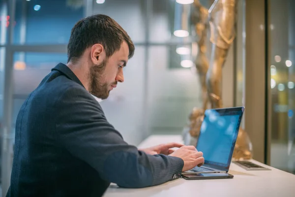 Homem Trabalha Num Portátil Num Escritório Trabalhar Equipa Jovem Empresário — Fotografia de Stock