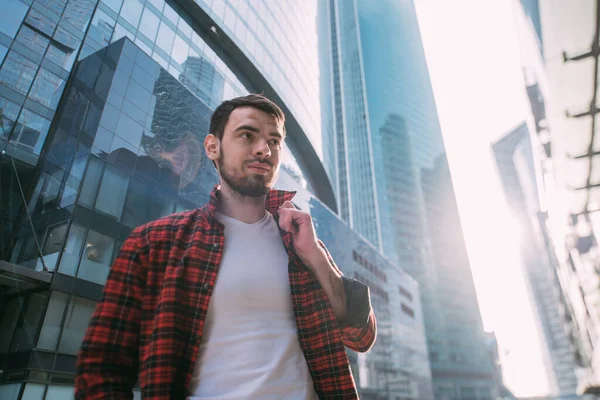 Retrato Homem Num Centro Negócios Jovem Elegante Cara Posando Pôr — Fotografia de Stock