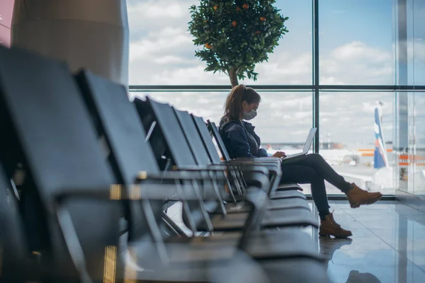 Woman Sitting Airport Laptop Medical Mask Young Girl Waiting Departure — Stock Photo, Image