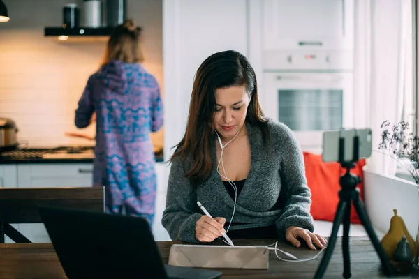 Frauen Arbeiten Von Hause Aus Internet Und Kochen Essen Mädchen — Stockfoto