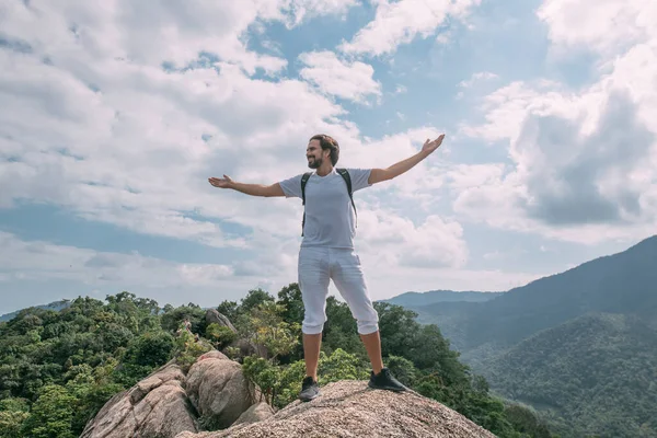 Homem Numa Rocha Num Ponto Vista Com Olhar Épico Destino — Fotografia de Stock