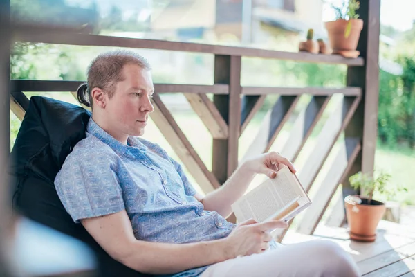 Ein Mann Liest Auf Der Veranda Ein Buch Junger Gutaussehender — Stockfoto