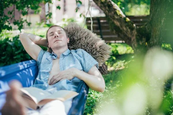 Homem Está Descansando Lendo Uma Rede Dia Folga Relaxamento Jovem — Fotografia de Stock