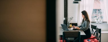 Bir kadın çalışıyor, internet üzerinden evden canlı yayın yapıyor. Kız konuşur, ders verir, internette blog yazar. Kız blogcu bir blog konusu yazdı.