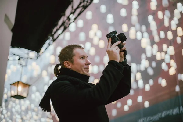 Чоловік Фотоапаратом Фотографує Вулицю Старого Міста Взимку Фотограф Фотоапаратом Шубці — стокове фото
