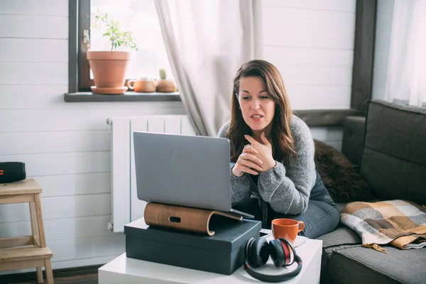 Uma Mulher Senta Sala Estar Com Laptop Olha Para Tela — Fotografia de Stock