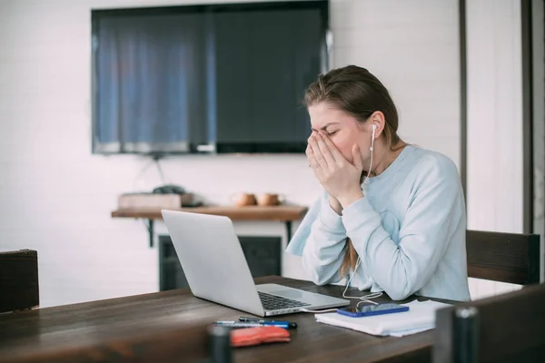 Eine Kranke Frau Mit Laptop Arbeitet Hause Wohnzimmer Kopfschmerzen Fieber — Stockfoto