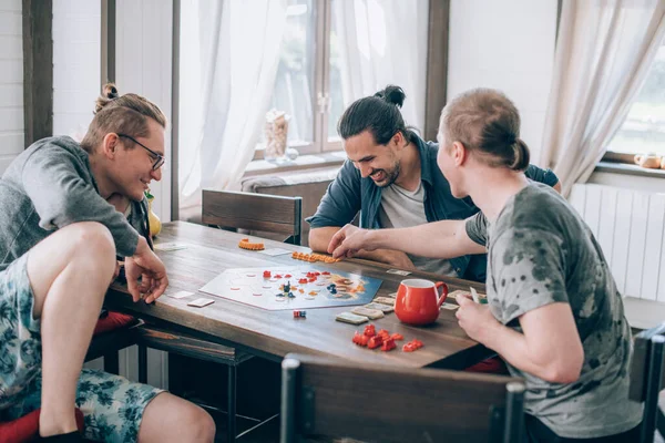 9,400+ Friends Playing Board Games Stock Photos, Pictures & Royalty-Free  Images - iStock