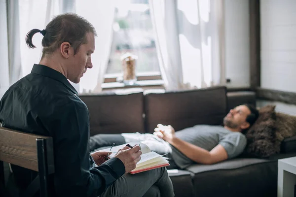 Psychotherapeut Patiënt Afspraak Kantoor Jonge Dokter Schrijft Woorden Van Cliënt — Stockfoto