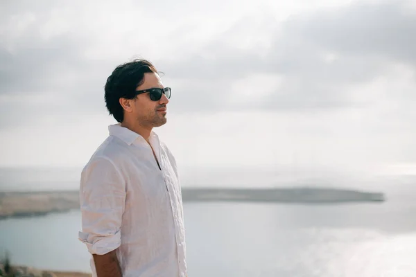 Hombre Las Rocas Con Vistas Mar Chico Guapo Con Ropa —  Fotos de Stock