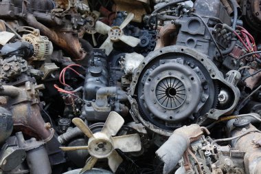 Denetim ve paslı eski araba motor bölümü