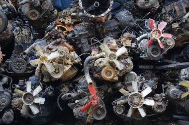 Denetim ve paslı eski araba motor bölümü