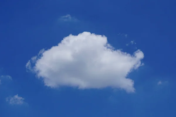 特写云与蓝蓝的天空 — 图库照片