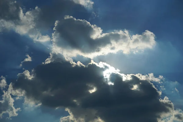 Blauwe Hemel Met Regenwolken Zonlicht — Stockfoto