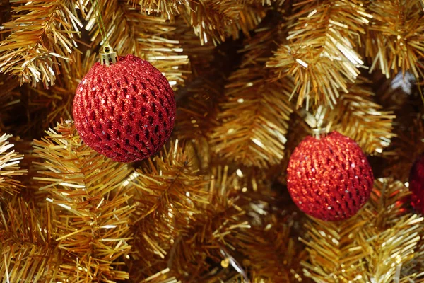 Bola Roja Árbol Navidad Oro Para Fondo — Foto de Stock