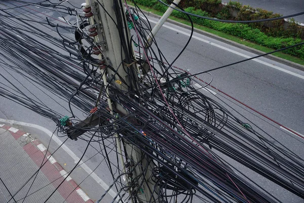 Líneas Alimentación Líneas Telefónicas Cables Desordenados Los Postes Electricidad — Foto de Stock