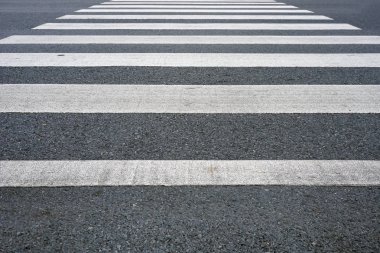 Siyah beyaz yürüyüş yolu üzerinde çapraz