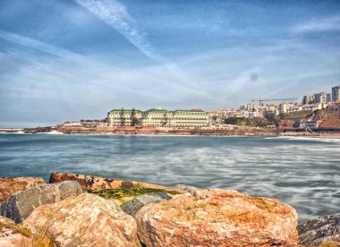 Akşam bulutlar Ericeira içinde          