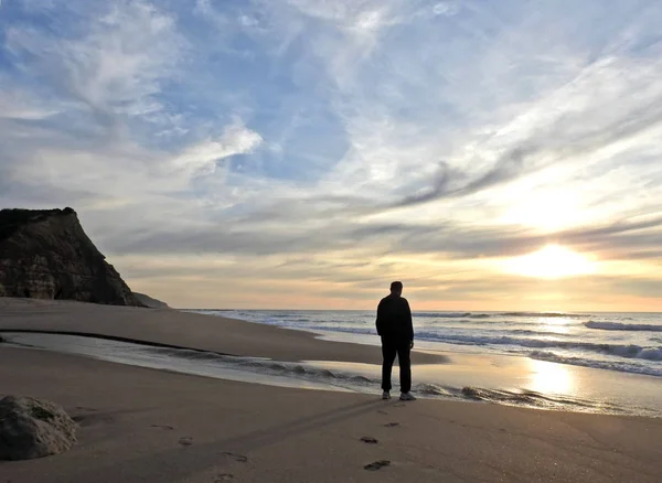 Человек Песке Океане — стоковое фото