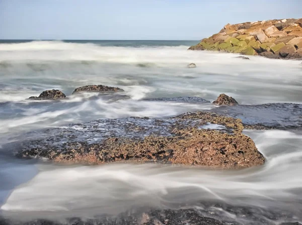 Mar Pedras Uma Costa — Fotografia de Stock