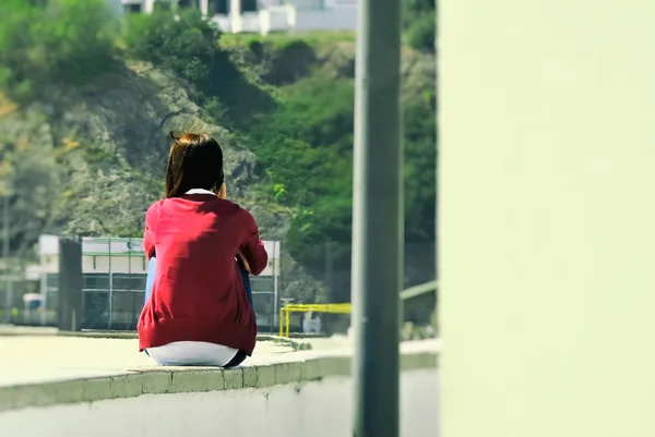 Mujer Rojo Hablando Teléfono Móvil —  Fotos de Stock