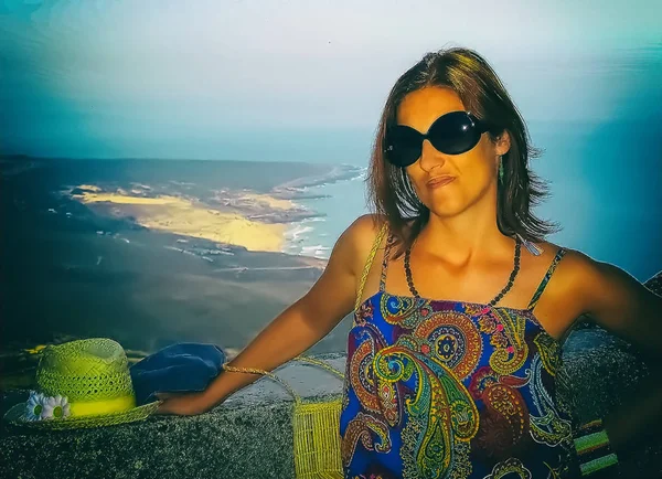 Mujer Con Gafas Sol Altura —  Fotos de Stock