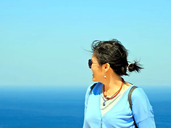 Mulher Azul Com Óculos Sol — Fotografia de Stock