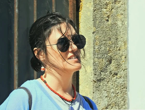 Mujer Azul Con Gafas Sol —  Fotos de Stock