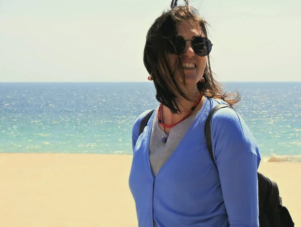 Mujer Azul Con Gafas Sol —  Fotos de Stock