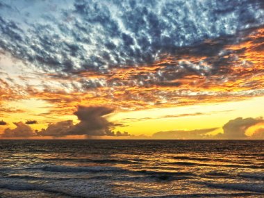 Gün batımında ay ile okyanusta sabah          